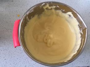 打好的蛋白霜取三分之一加入到蛋黄糊拌稍微拌之后，再整个倒入剩下的蛋白霜内翻拌均匀