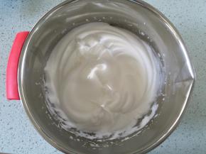 蛋白分三次加入细砂糖，打至硬性发泡