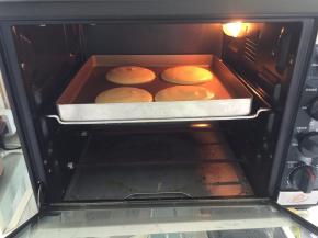 放进预热好175度的烤箱中烘烤15分钟