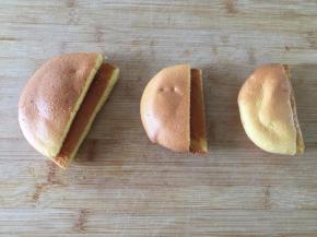 烤好的蛋糕胚子凉至不烫手的时候对半切