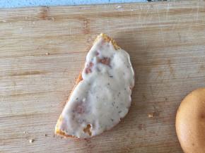 在蛋糕胚的中间和四周涂抹适量的沙拉酱，沾上肉松，（为了拍照，我只沾一部分肉松）