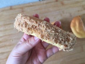 把另一面盖在沙拉酱沾上肉松，（为了拍照，我只沾一部分肉松）