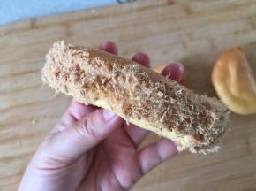 把另一面盖在沙拉酱沾上肉松，（为了拍照，我只沾一部分肉松）