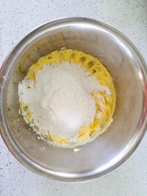 入糖粉稍微搅拌，然后打发