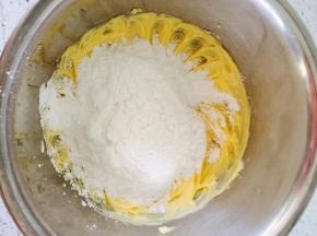 入糖粉稍微搅拌，然后打发