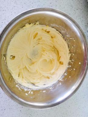 融化的黄油打散