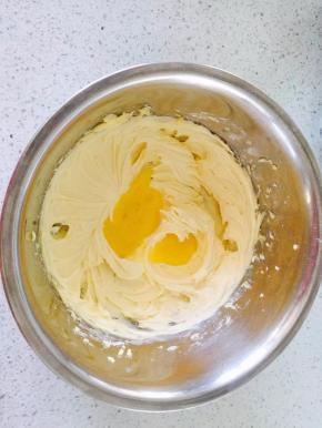 鸡蛋分多次加入，第次鸡蛋都打匀在加入下一次鸡蛋