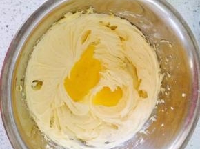 鸡蛋分多次加入，第次鸡蛋都打匀在加入下一次鸡蛋