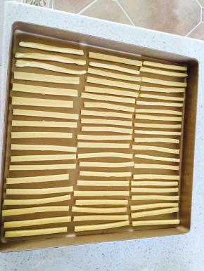 切成3-5毫米的条，放入不粘烤盘，不是不粘烤盘，要放入油纸