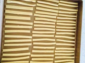 切成3-5毫米的条，放入不粘烤盘，不是不粘烤盘，要放入油纸