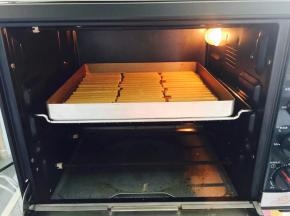 烤箱190度预热，放入中层烤12分钟