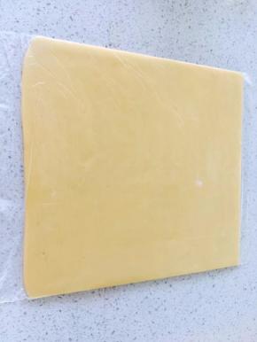 拌好的面团放到保鲜袋中，擀成3毫米厚的面片，放入冰箱里冷冻10分钟