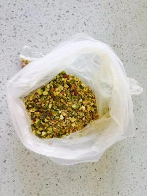 开心果去皮，放入保鲜袋里压碎