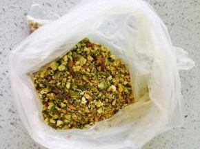 开心果去皮，放入保鲜袋里压碎