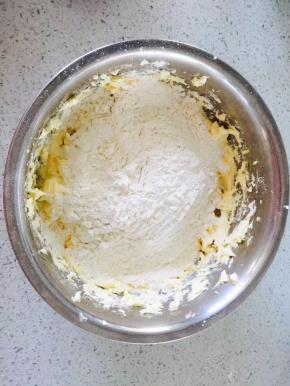 加入低粉和泡打粉，搅拌均匀，不要过度搅拌