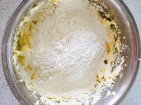 加入低粉和泡打粉，搅拌均匀，不要过度搅拌