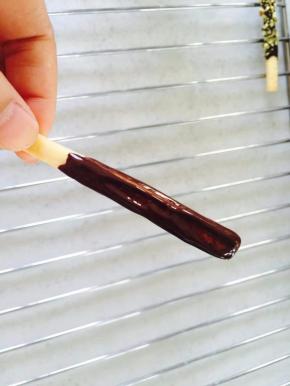 巧克力用温水融化，抹到烤好的饼干上