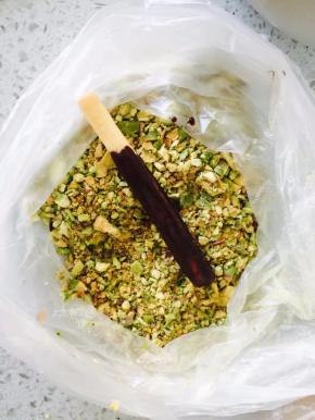 抹好巧克力马上粘上开心果碎