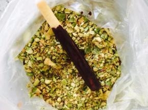 抹好巧克力马上粘上开心果碎