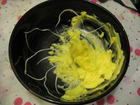 黄油在室温软化用打蛋器打散，加入砂糖，打至膨胀