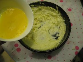 分次少量加入全蛋液搅打，每次需搅打至完全融合，才能加入下次蛋液。搅打至乳膏状