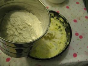 筛入中筋面粉，用刮刀翻拌均匀用手抓捏成面团，盖上保鲜膜松驰15分钟