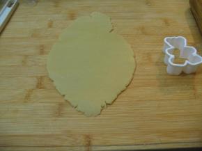 在案板上撒少许高筋面粉，用擀面棍擀2毫米厚的面饼