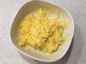 黄油隔水豆化，加入糖，奶粉，蛋液拌均匀，再加入椰蓉，拌均匀放入冰箱冷藏