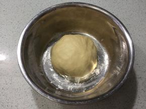 先做烫种：20克开水倒入20克高粉，拌匀放凉。主面团里除黄油和盐以外的材料，全部放入面包机，再入烫种面团，揉到光滑的面团，加入黄油和盐，揉出手套膜