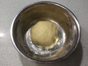 先做烫种：20克开水倒入20克高粉，拌匀放凉。主面团里除黄油和盐以外的材料，全部放入面包机，再入烫种面团，揉到光滑的面团，加入黄油和盐，揉出手套膜
