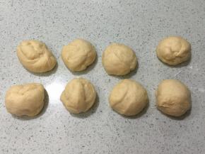分成8份，滚圆盖保鲜膜松驰10分钟
