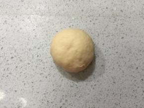 捏紧收口，收口朝下