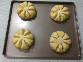 发酵好的面团表面刷一层水，在中间放少许椰蓉