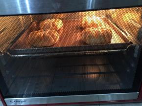 预热烤箱170度，中层烤18分钟