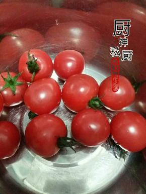 圣女果洗净去蒂挖出蕊备用。