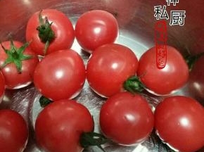 圣女果洗净去蒂挖出蕊备用。