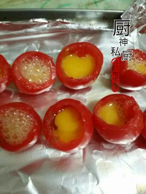 将鹌鹑蛋依次放入圣女果里。