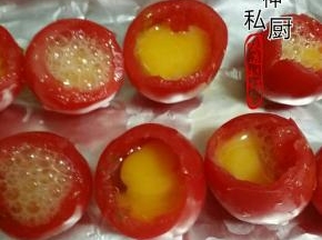 将鹌鹑蛋依次放入圣女果里。