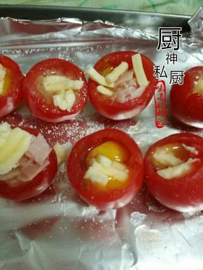 将芝士放在表面，撒盐，