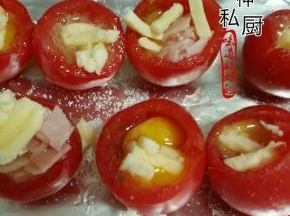 将芝士放在表面，撒盐，