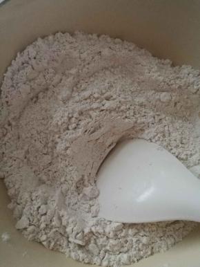 称好高筋面粉和黑麦粉混合均匀