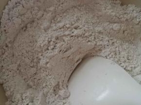 称好高筋面粉和黑麦粉混合均匀