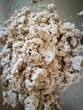 称好水加入，搅拌成絮状，如图。硬面面条，做面条的面团都是比较硬的 ，这样做出的面条才好吃 口感劲道。而且制作过程中，比较好操作，不粘面条机