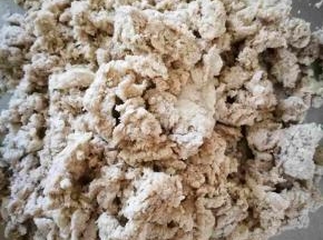 称好水加入，搅拌成絮状，如图。硬面面条，做面条的面团都是比较硬的 ，这样做出的面条才好吃 口感劲道。而且制作过程中，比较好操作，不粘面条机