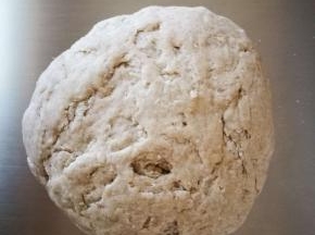 揉成这样的面团，就可以了，不要再揉了 这个时候，面团比较硬，不好操作。而且现在强行使用面条机，很容易坏机器，盖上保鲜膜进行醒面，这是很重要的一步。