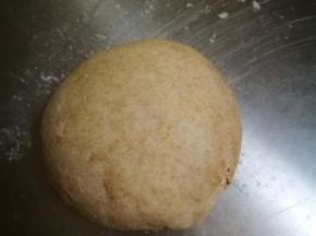 多醒一会，我一般醒2个小时左右。然后揉面，由于面已经醒好，所以几下就光滑了，这样可以减少后期压面的次数，节省时间