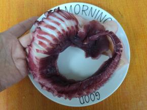 切成连刀片，（上面切片，底部相连），章鱼足解冻后饱满肥硕，柔韧十足。如果刀工不好，可以在章鱼足底部垫两根筷子，也可以根据个人喜欢切成片，条，块。