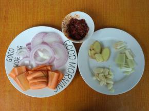 洋葱切丝，红萝卜切片，姜切片，葱切断，拍松，大蒜用刀拍松，郫县豆瓣酱剁碎。