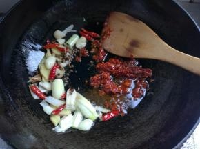 下郫县豆瓣酱煸炒出红油。