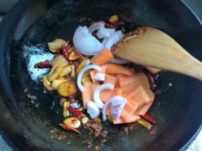 放入洋葱红萝卜，煸炒均匀。